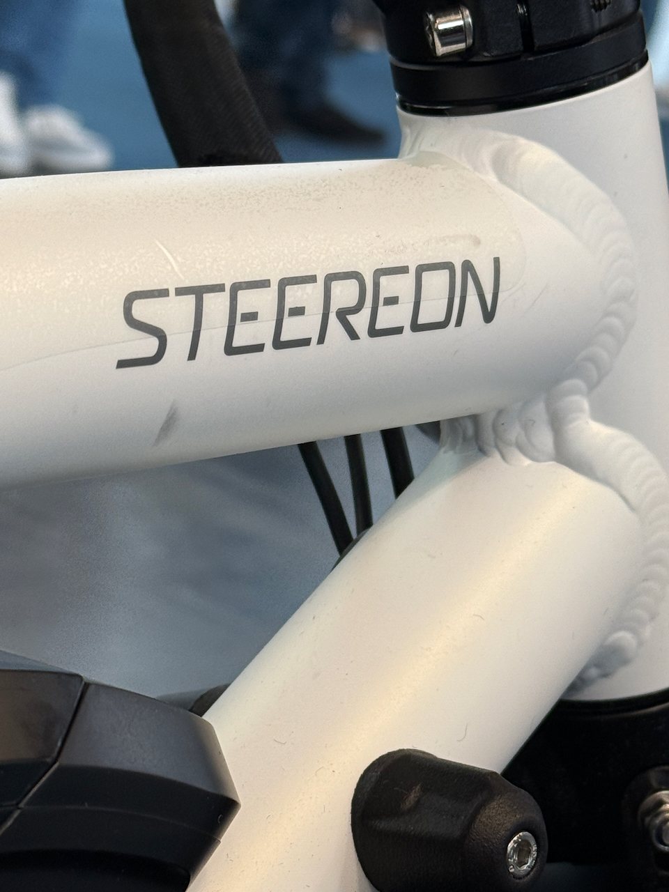 STEEREON Schriftzug am Rahmen eines C-Modells