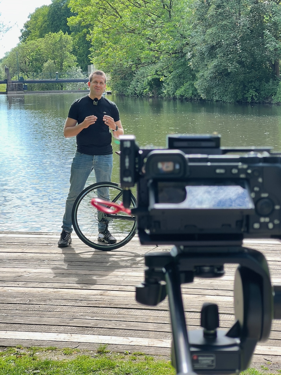 Henne bei Dreharbeiten für einen E-Bike-Test in Hannover